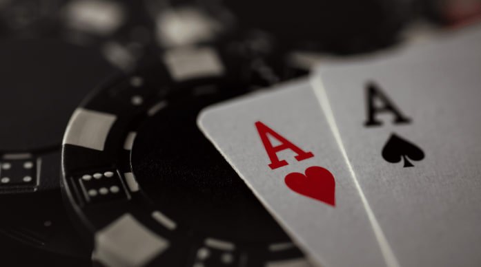 bet635 ব্ল্যাকজ্যাক টেবিলে কার্ড বিতরণের দৃশ্য